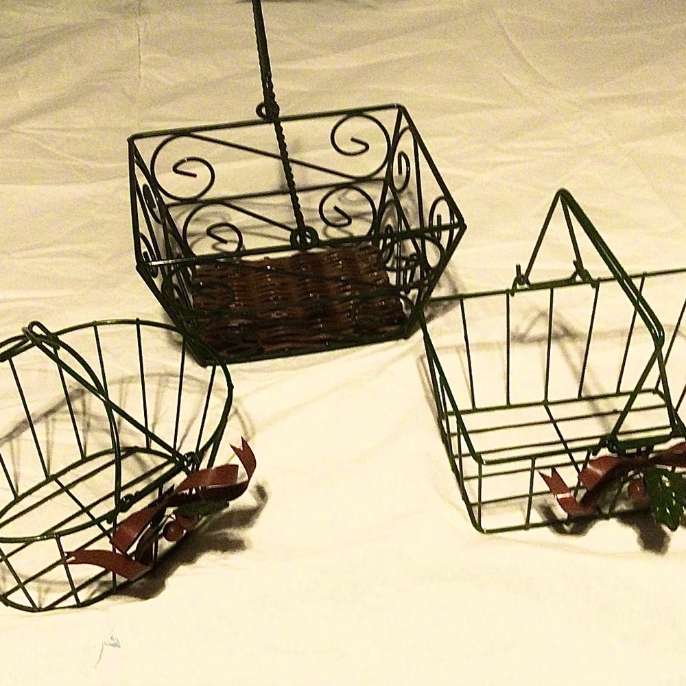 Vintage Wire Baskets. Set of 3 with Metal Bows